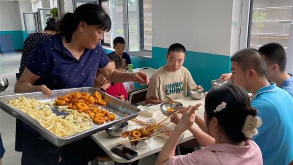 太原市悦悦团队的志愿者带着烧烤食材来太原市灵星社区让心青年们吃上了美味可口的烧烤