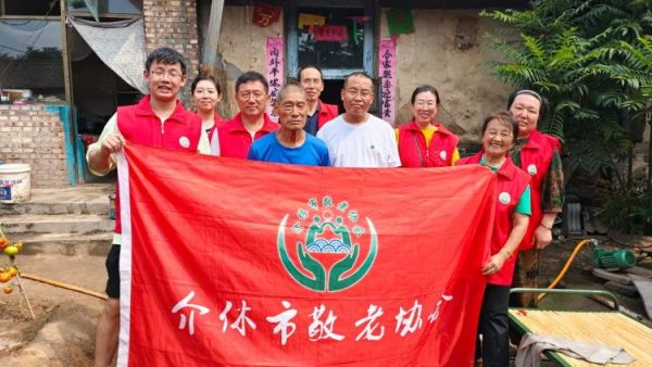 介休市敬老协会志愿者走进义安镇北辛武村入户76岁脑梗低保杨三儿家帮助料理家务