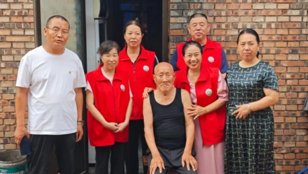 介休市义安镇北辛武村88岁特困老人郭树信家中迎来介休市敬老协会志愿者帮助料理家务