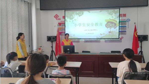 青心陪伴益童成长 太原市乾泽园社区组织的大学生志愿者参与的暑期夏令营志愿服务活动为孩子们营造了充满关爱和乐趣的成长环境