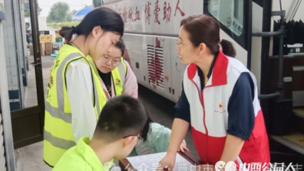 爱心奉献救在身边 晋中市太谷区心连心志愿者协会联合晋中市中心血站在胡村镇政府门口开展献血活动