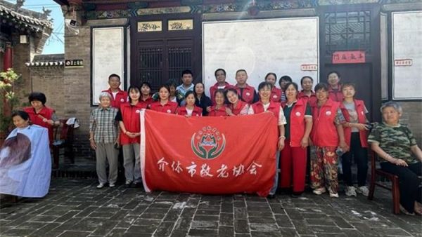 8月10日介休市敬老协会敬老爱老助老活动在张兰镇旧新堡村举行为老人们免费理发义诊