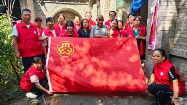 介休市张兰镇旧新堡村85岁特困老人张学祥家中迎来介休市敬老协会敬老爱老助老志愿者