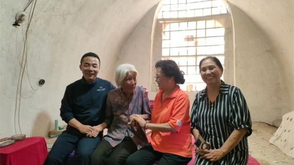 寿阳县卡卡公益协会组织志愿者慰问贫困户送去米面油生活用品