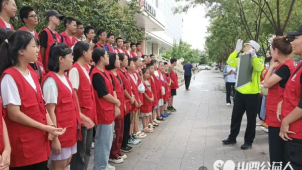 临汾市文明交通志愿者协会组织志愿者参加文明交通培训邀请临汾交警解放路中队班长樊淑森做培训老师