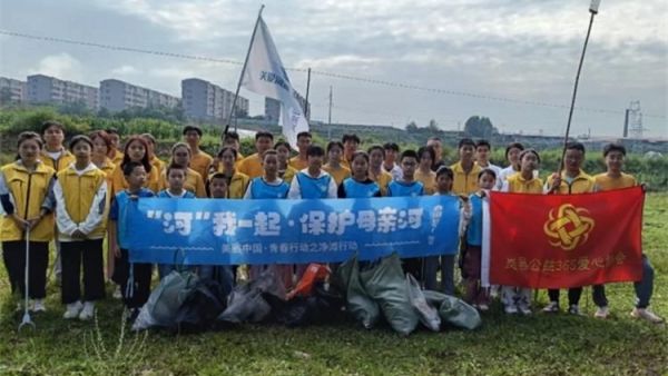 全国生态日,岚县公益365爱心协会志愿者齐聚岚河积极开展净滩行动守护美丽岚河