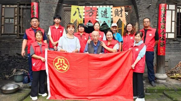 8月17日介休市敬老协会敬老爱老助老行动走进连福镇东杨屯村入户85岁特困老人李丰达家中