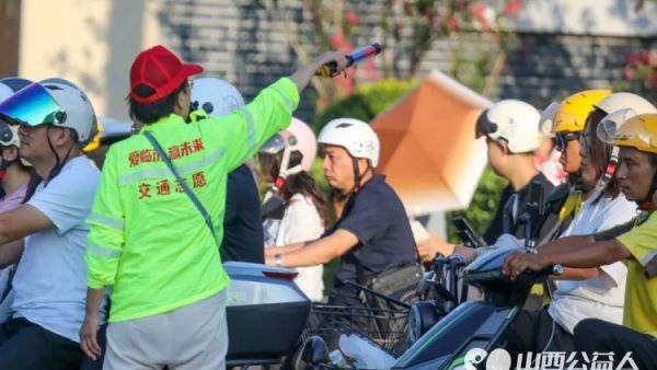 临汾市文明交通志愿者协会水厂先锋岗的志愿者们已圆满完成第八周常态化文明交通劝导活动