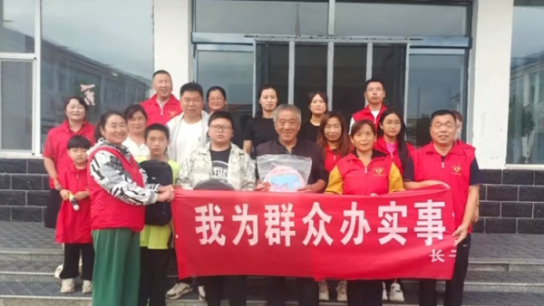 长治市微尘公益协会志愿者举办同心筑梦金秋助学活动捐助贫困孩子上学