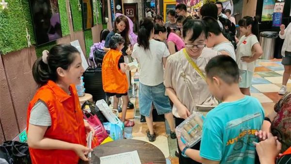 龙城义工组织志愿者举办爱心集市义卖活动筹集的善款资助山村贫困孩子