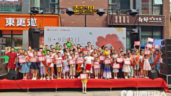 太原市安健儿公益服务中心孤独症孩子们在泰享里举办大型泼彩画艺术活动的成果