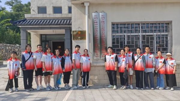 一花一木皆是景一言一行显文明 长治市正能量公益组织志愿者举办护林环保志愿服务活动