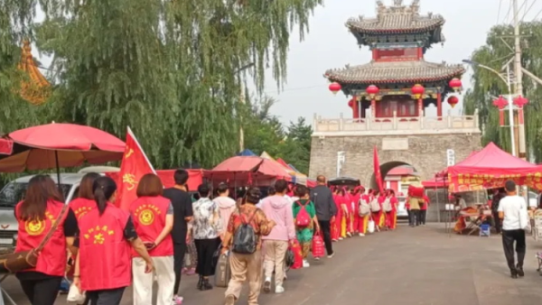 寿阳卡卡公益走进宗艾一年一度的古庙会志愿者自编自演文艺节目还有义诊理发按摩家庭教育等服务内容