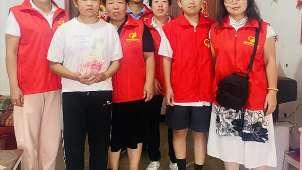 长治市潞州区思源公益协会立志承担社会帮扶责任同爱心人士走进黄碾镇西旺村资助贫困家庭学生