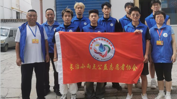 长治市小雨点公益协会组织易红职校的小志愿者师傅们在雨花斋二部义剪帮厨做公益