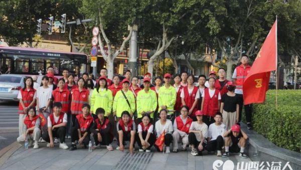 临汾市文明交通志愿者协会在暑期组织1300余名学生志愿者参加到文明交通劝导活动中来