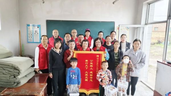 春晖照童心温暖下一代----忻州市春晖公益活动站走进原平市小泉坪幼儿园捐赠书包文具等礼物