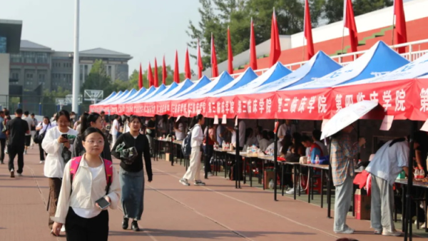 聚力奉献大学之城同心共建青年之城----晋中新青年高校志愿者联合服务中心大学城迎新生志愿服务活动