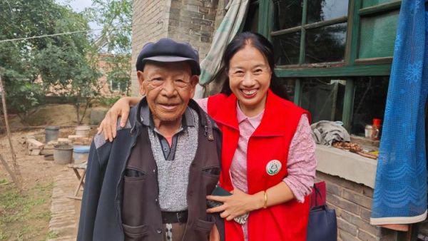 介休市敬老协会组织志愿者在绵山镇马堡村入户特困老人马虎成家中为老人爱心理发料理家务并为老人包爱心饺子