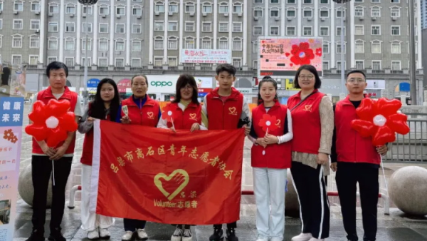 九九公益日爱心面对面 吕梁市离石区青年志愿者协会于近日在世纪广场等人流密集区域成功举办了一系列线下劝募活动