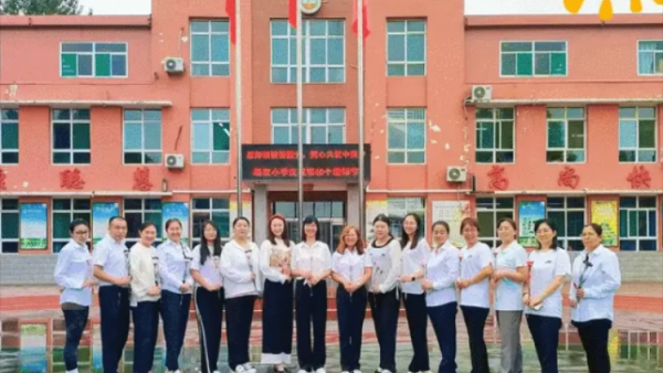 恩师倾情播撒爱同心共筑中国梦----太原市尖草坪区杨家小学庆祝第40个教师节活动同学们心怀感激，用诚挚的心向老师们送出了祝福