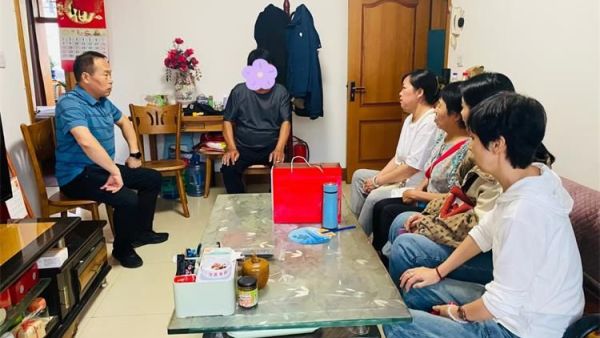 太原市烛光志愿服务中心组织陪伴志愿者对接的失独家庭,社区孤寡老人进行了入户慰问