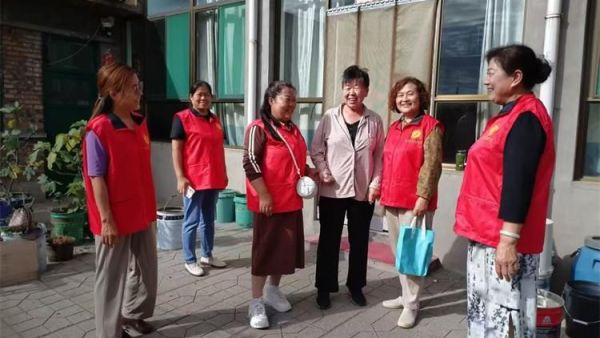 阳泉义工联合会组织志愿者服务平定县贵石沟村张英大姐给收拾家务包饺子