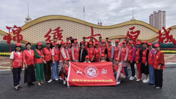 山西省省城学雷锋志愿服务总团的六十名优秀志愿者在三晋第一迎泽大街通车剪彩庆典的主现场