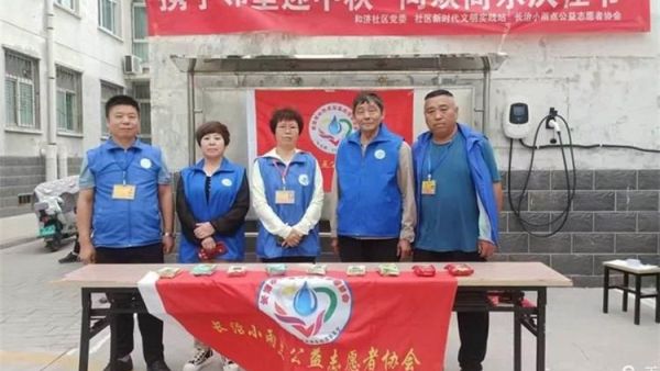 情满中秋 长治市小雨点公益志愿者协会携同社区一起走进三个居民小区开展送祝福送月饼活动