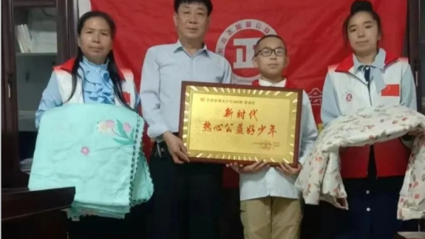 长治正能量公益协会海燕教育培训团队队员郭亚轩同学赴上党区韩店街道东汉村进行慰问