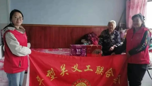 关爱一老一少 正能量公益灵丘县平型关义工联合会志愿者中秋志愿服务进行中为留守儿童和残障老人送去了节日的祝福与物资