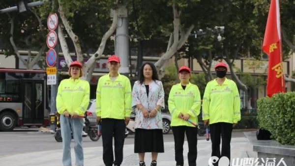 爱的奉献贵在坚持 临汾市文明交通志愿者协会的志愿者们现已完成第十二周的交通安全劝导工作继续书写着爱的篇章