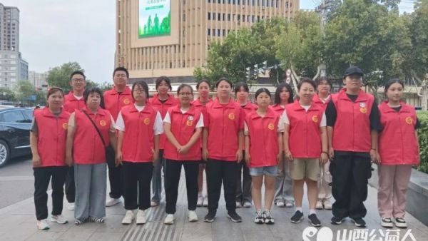 临汾市文明交通志愿者协会安排组织参加志愿活动志愿者9月15日志愿者在鼓楼广场捡拾垃圾清理公共场合卫生维护交通秩序