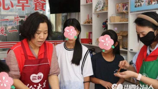 月圆人团圆爱心暖童心 盐湖区社工站联合盐湖区第一时间志愿者协会开展关爱困境儿童活动与孩子们一起共享团圆饺子宴