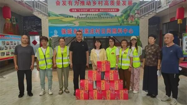 晋中市太谷区心连心志愿者协会组织志愿者清理环境卫生，为老人做顿饭包饺子共同过中秋