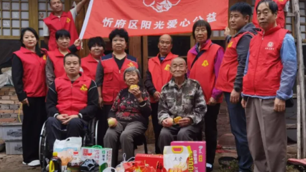嘘寒问暖送关怀走访慰问献真情 忻州阳光爱心公益志愿者协会开展了暖心慰问孤寡老人志愿服务活动