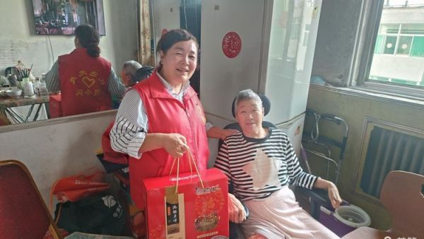 忻州红色志愿者冯丽中秋送温暖关爱空巢老人和坐轮椅不便老人给送上过节的月饼