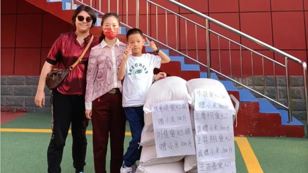 感谢九点文化茶城刘女士中秋节之际,带领孩子来比家美养老院给老人们送来优质的小米