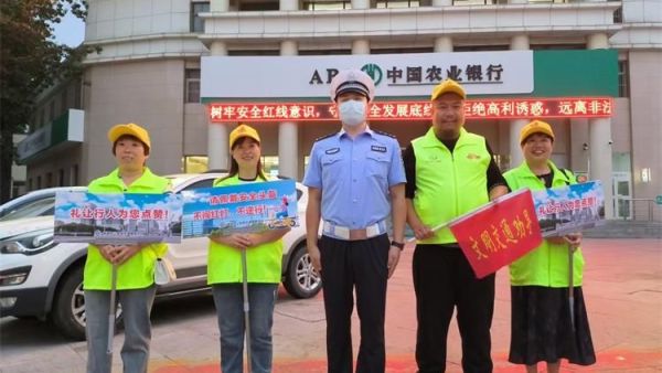 晋城市绿丝带志愿者协会组织志愿者在文明交通岗执勤维护交通秩序