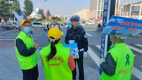 晋城市绿丝带志愿者协会组织志愿者继续在交通岗协助交警执勤维护交通秩序