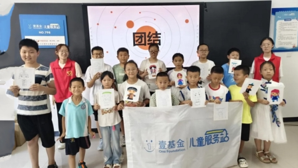 吕梁市离石区青年志愿者协会组织小朋友们拿起手中五彩斑斓的画笔用画笔绘制出属于他们的团结篇章