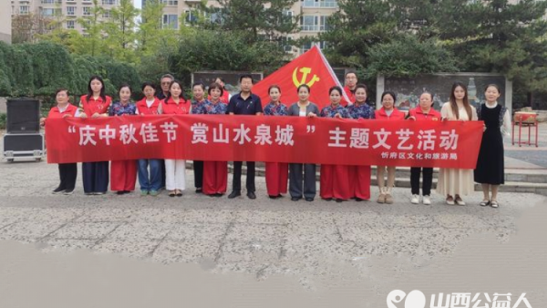 忻府区文旅文艺冒雨演出进社区到公园西街世纪花园为市民奉献一场文艺大绘萃真好，红色志愿者参加文旅宣传活动