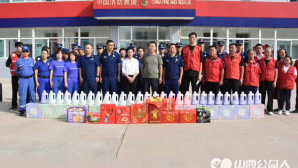 清徐县阳光益佳爱心服务队山西星佰奥钢化玻璃科技有限公司中秋节慰问消防队员献爱心活动在徐沟镇举行给消防队员们赠送了月饼水果等慰问品