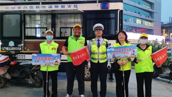 晋城市绿丝带志愿者协会组织志愿者继续配合交警维护交通秩序