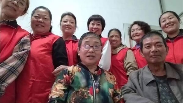 阳泉市义工联合会国庆前夕组织志愿者下社区服务平定水磨湾服务对象张翠兰做家务包饺子