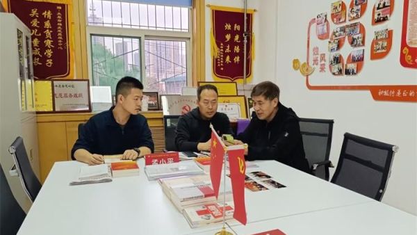 全国学雷锋宣讲团团长卜金宝将军在山西省军区开会之际抽出宝贵时间莅临太原市烛光志愿服务中心调研指导