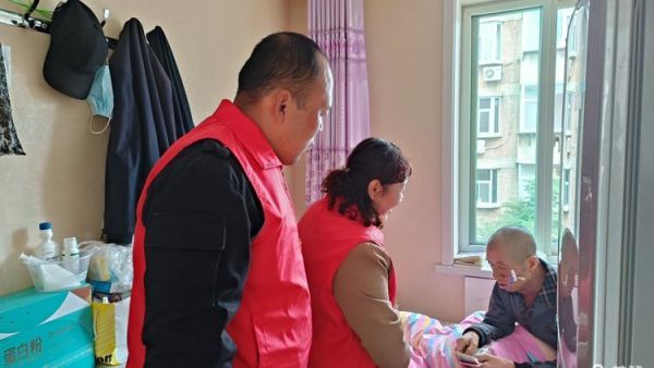 忻州红色志愿者冯丽、刘国栋、于艳霞看望重症患者秀容在线媒体记者王宪文老师望老师早日康复