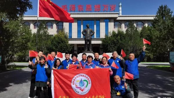 革命精神永放光芒 长治市小雨点公益志愿者协会组织大家开展了迎国庆到位于潞宝集团的毛主席纪念堂参观学习活动