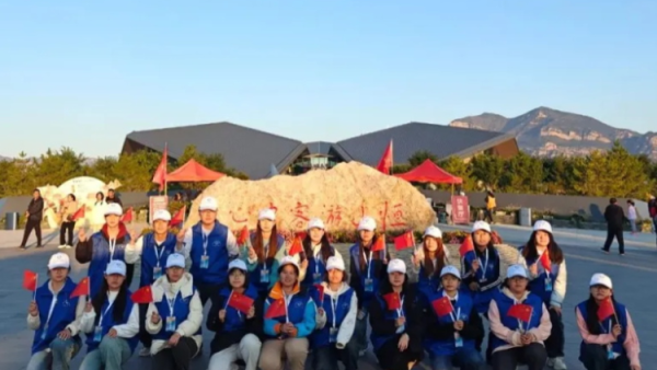 青春志愿美在景区----当国庆红遇上志愿蓝 浑源县青年志愿者协会在恒山游客中心广场设置志愿服务点用行动温暖游客