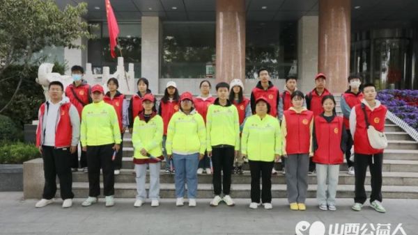 国庆黄金周的这群人 临汾市文明交通志愿者协会积极开展志愿服务活动上好交通安全培训课进行了文明交通劝导实践活动